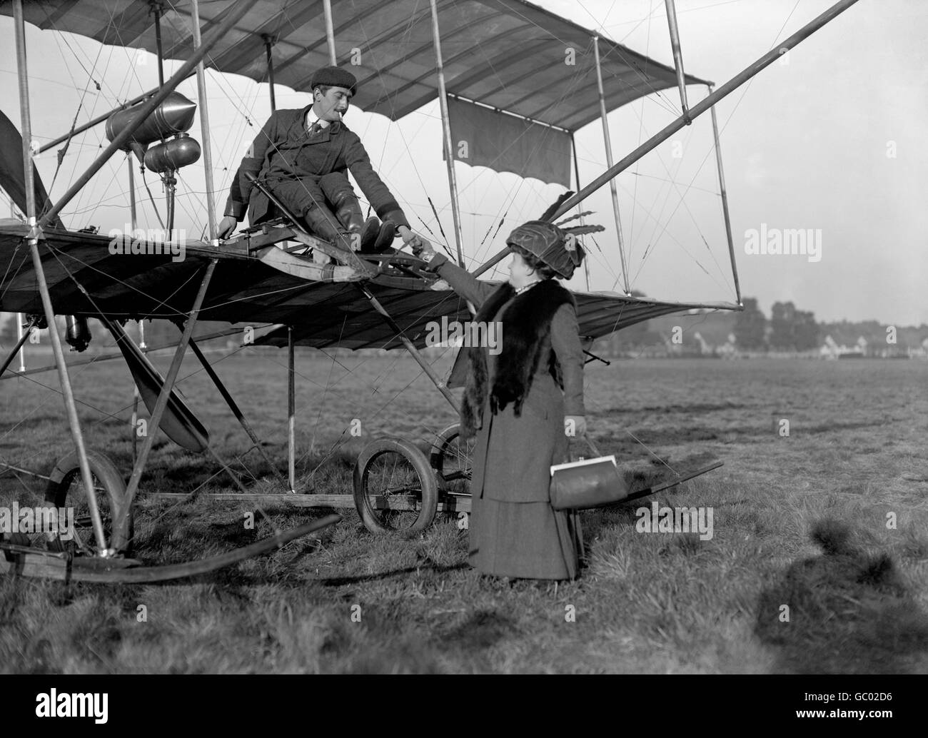 Louis Paulhan et sa femme avec un biplan Farman. Ils ont été les premiers à voler à Brooklands lors de la première manifestation de vol public en Grande-Bretagne. Banque D'Images