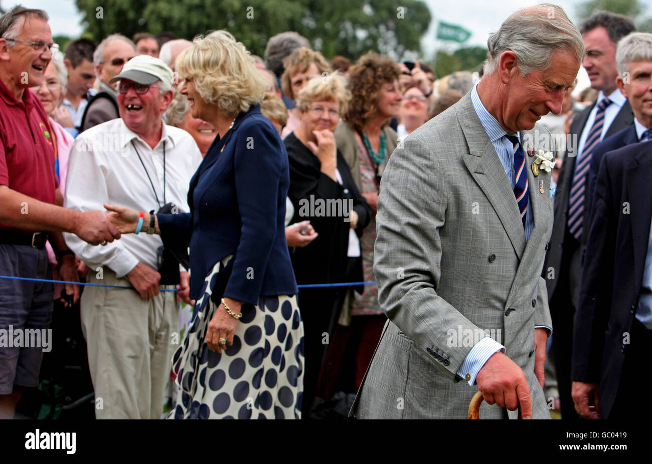 La duchesse de Cornwall se serre la main avec un bisher alors que le prince de Galles se promène au spectacle de fleurs de Sandringham après une visite de l'événement sur la propriété de la reine à Norfolk. Banque D'Images