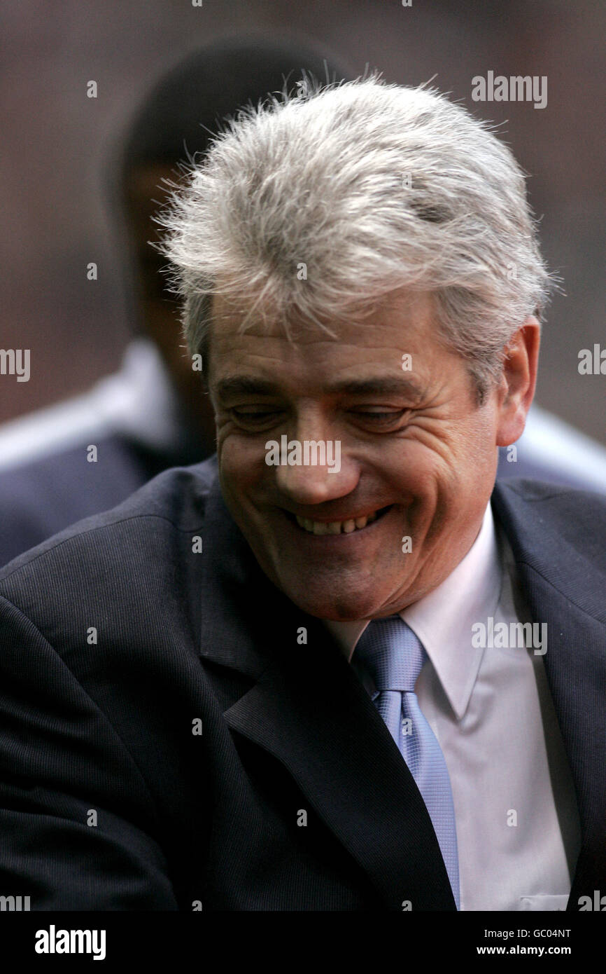 Football - FA Barclays Premiership - Manchester United / Manchester City.Kevin Keegan, directeur de Manchester City, est tout sourire après avoir dessiné avec leurs rivaux Manchester United Banque D'Images