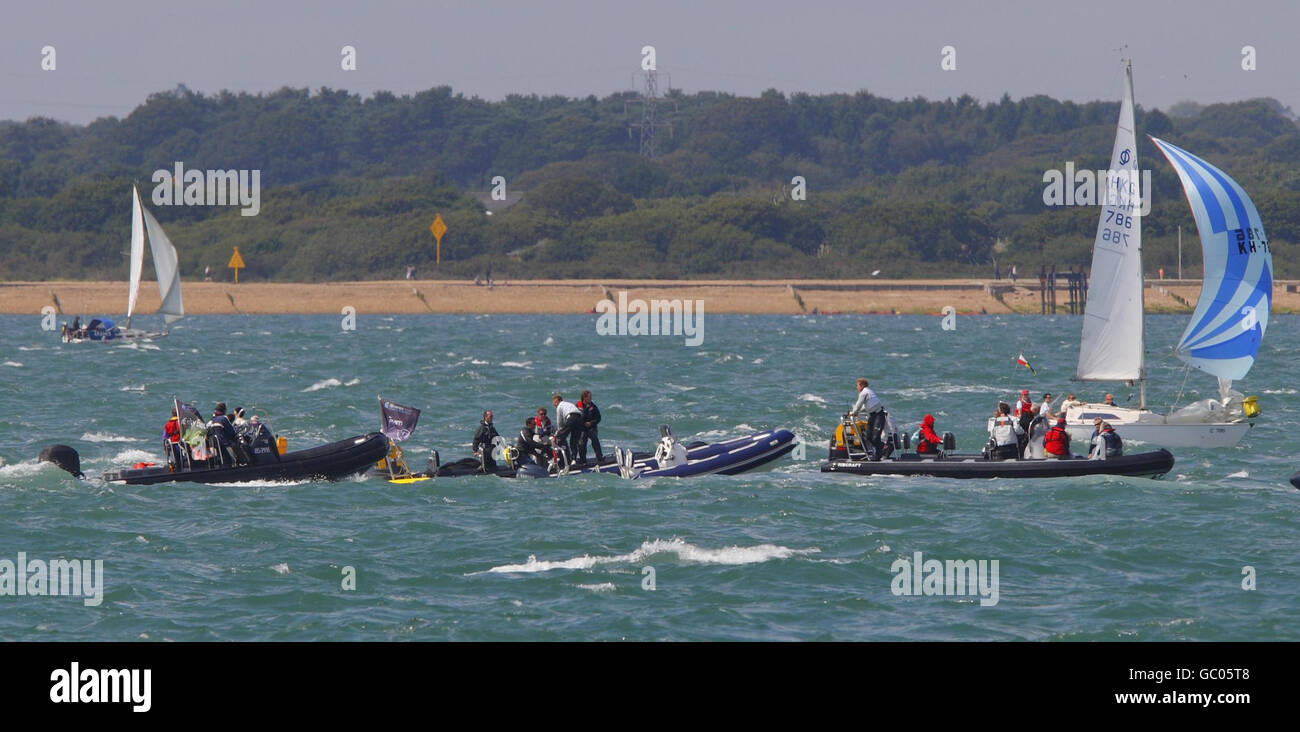 Les passagers d'un bateau gonflable rigide bleu et blanc ont percuté le médaillé d'or olympique Shirley Robertson Extreme 40 catamarans iShares, qui s'est disputé la coupe iShares le deuxième jour de la semaine des Cowes sur le Solent. Un passager a été transporté à l'hôpital. Autour du monde, la yachtswoman Dee Caffari était un passager à bord d'iShares et a été lancée dans la mer par l'impact. Banque D'Images