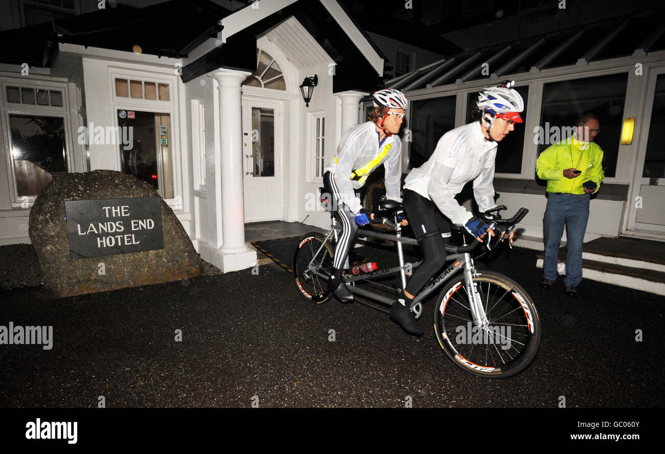 Les champions olympiques Rebecca Romero (à l'avant) et James Cracknell, qui espèrent battre le record pour une course en tandem de 874 km sans escale de Land's End à John O'Groats, commencent leur voyage à l'hôtel Land's End à la pointe de Cornwall. Banque D'Images