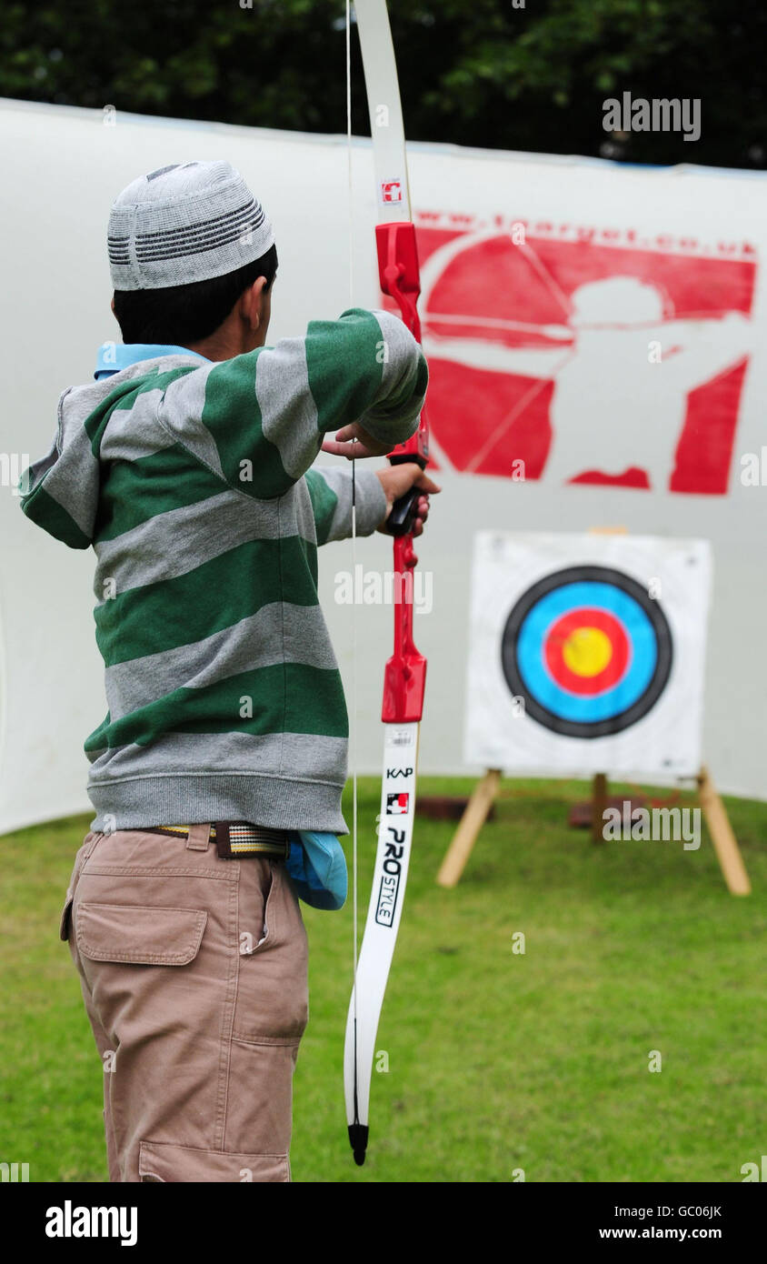 Sport - tir à l'arc - champ d'exposition Mirfield.Un enfant prend fin lors d'un événement sportif dans la communauté qui a eu lieu à Mirfield Showground, West Yorkshire. Banque D'Images