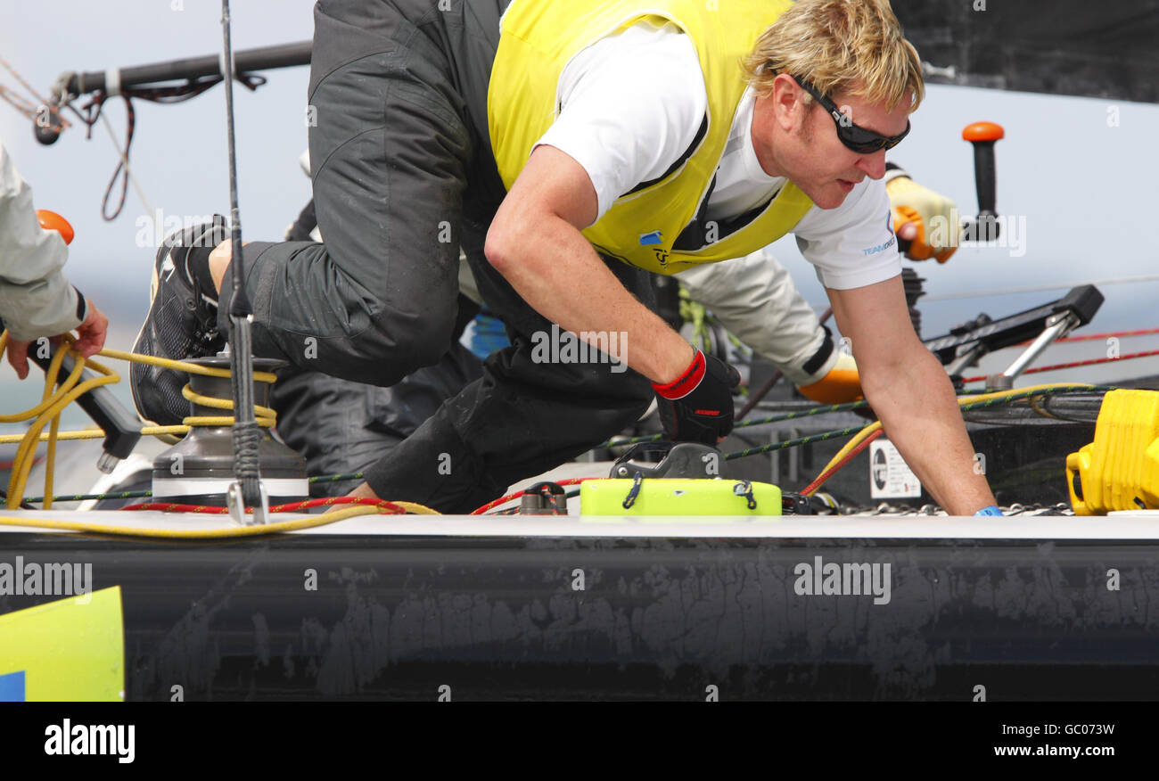 La star pop Simon le bon traverse le pont de Shirley Robertson Extreme 40 Catamaran iShares en compétition dans la coupe iShares le troisième jour de la semaine des Cowes, la régate de voile mondialement célèbre qui a lieu chaque année sur le Solent. Banque D'Images