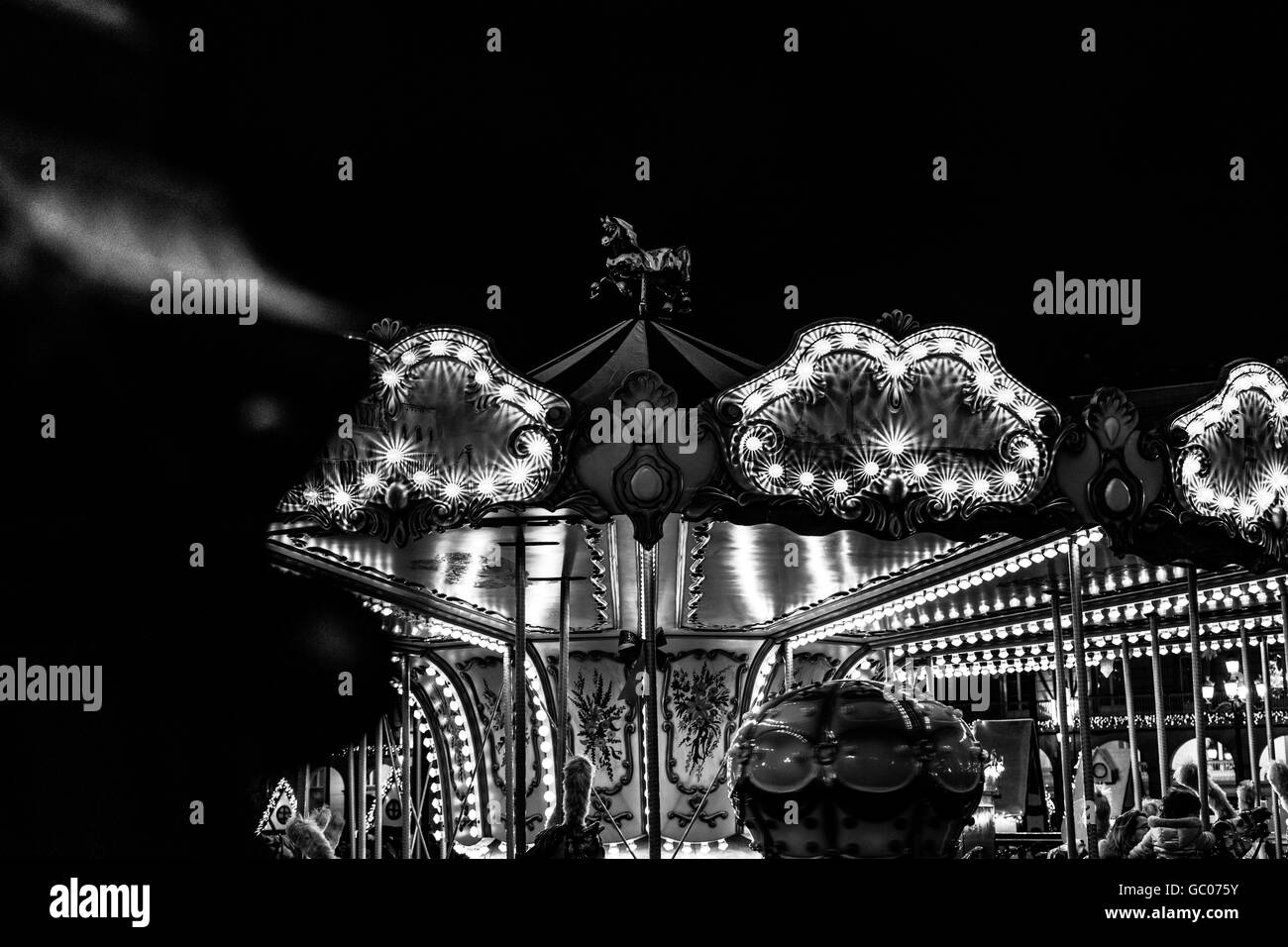 Vue de nuit de la rue carrousel traditionnel illuminé par nuit Banque D'Images