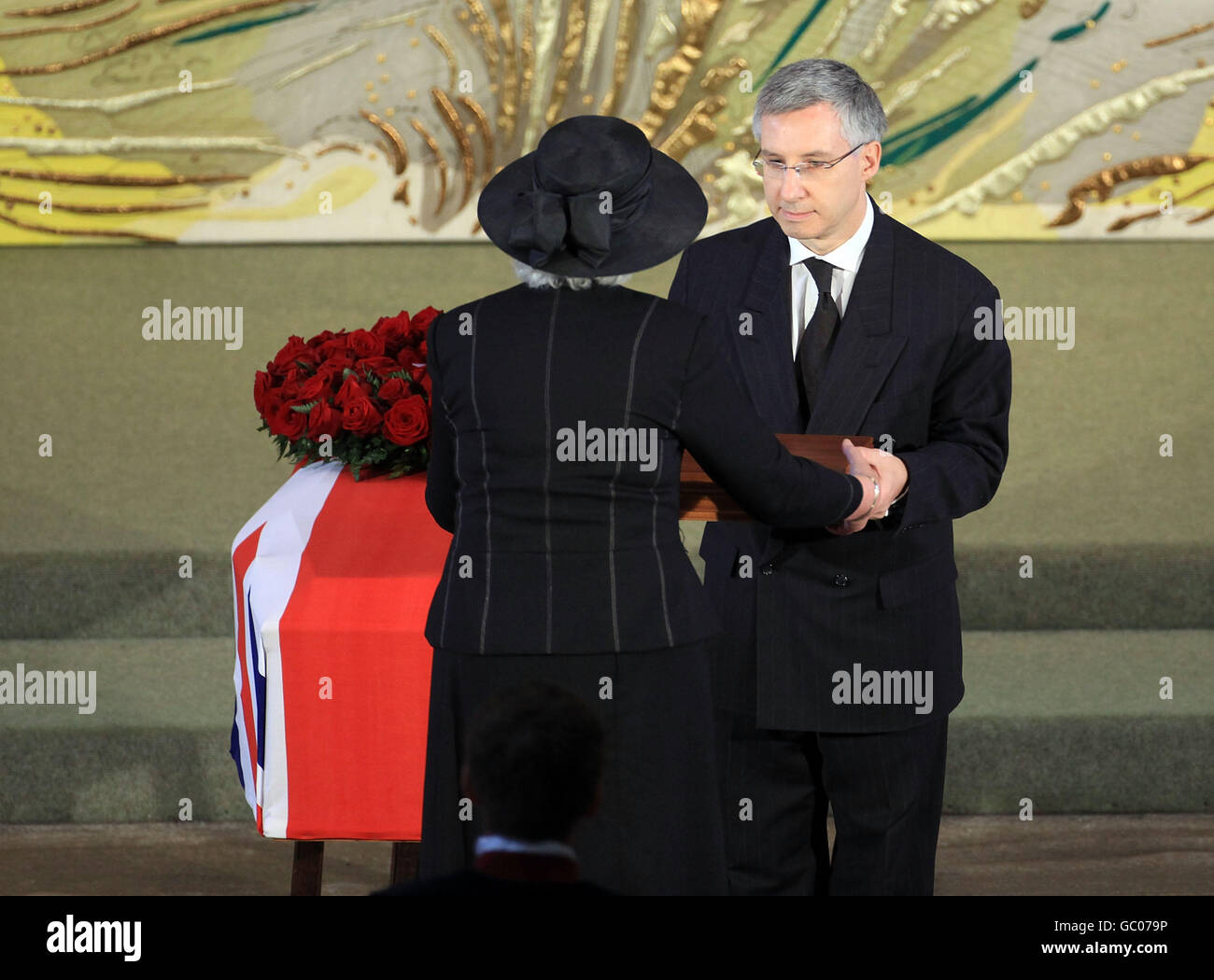 Lady Mary Hollorow, présidente du musée d'infanterie légère du duc de Cornouailles, reçoit les médailles de Harry Patch de la charge d'affaires de l'ambassade de France, Jean-Claude Poimbeuf, lors des funérailles de Harry Patch, ancien combattant de la première Guerre mondiale, à la cathédrale de Wells, dans le Somerset. Banque D'Images