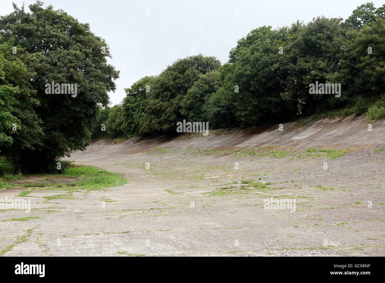 Brooklands course comme il est aujourd'hui. Il a ouvert ses portes en 1907 et fut le premier lieu de sports automobiles au monde. Banque D'Images