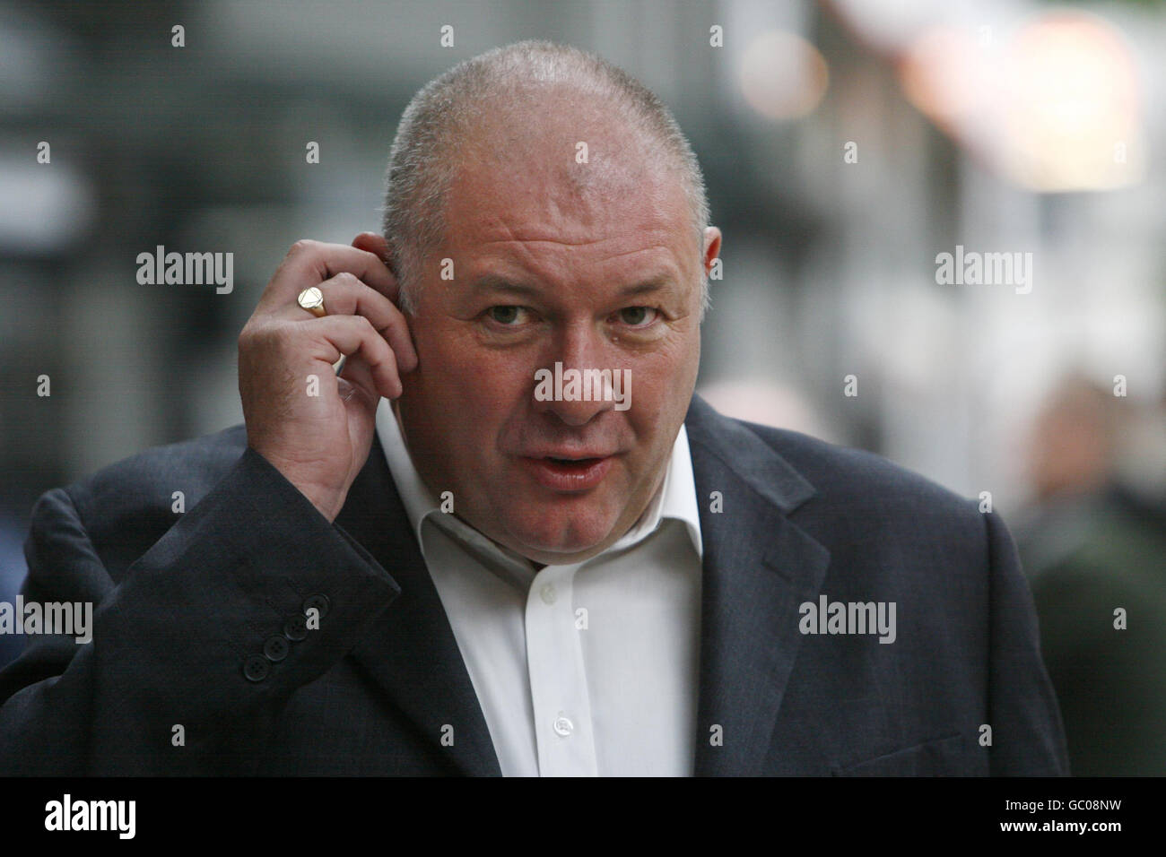 Le secrétaire général du Syndicat des travailleurs de la communication (CWU), Dave Ward, dirige la ligne de piquetage devant le bureau de tri Mount Pleasant de Royal Mail, dans le centre de Londres, alors qu'une grève postale a lieu à Londres et dans tout le pays. Banque D'Images