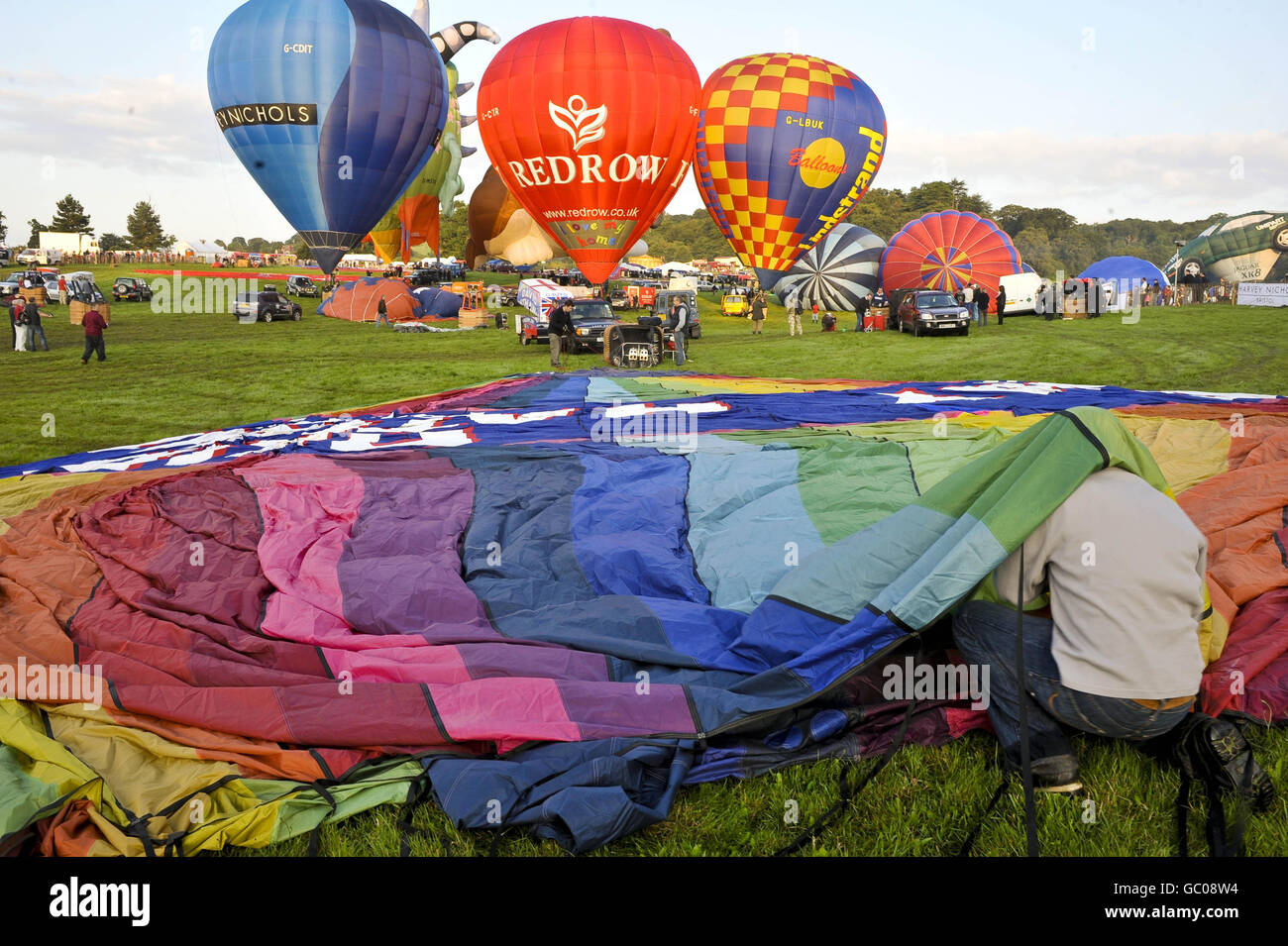 Un homme prépare son ballon à air chaud pour l'inflation à la Bristol International Balloon Fiesta, Ashton court, Bristol. Banque D'Images