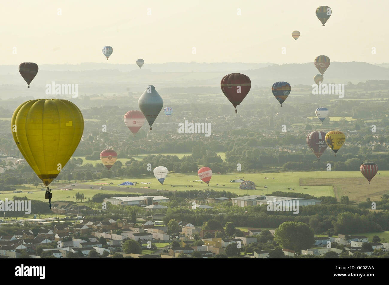 Des ballons à air chaud flottent en direction de la région de Hengrove à Bristol, après avoir pris le départ de l'arène principale à la Bristol International Balloon Fiesta, Ashton court, Bristol. Banque D'Images