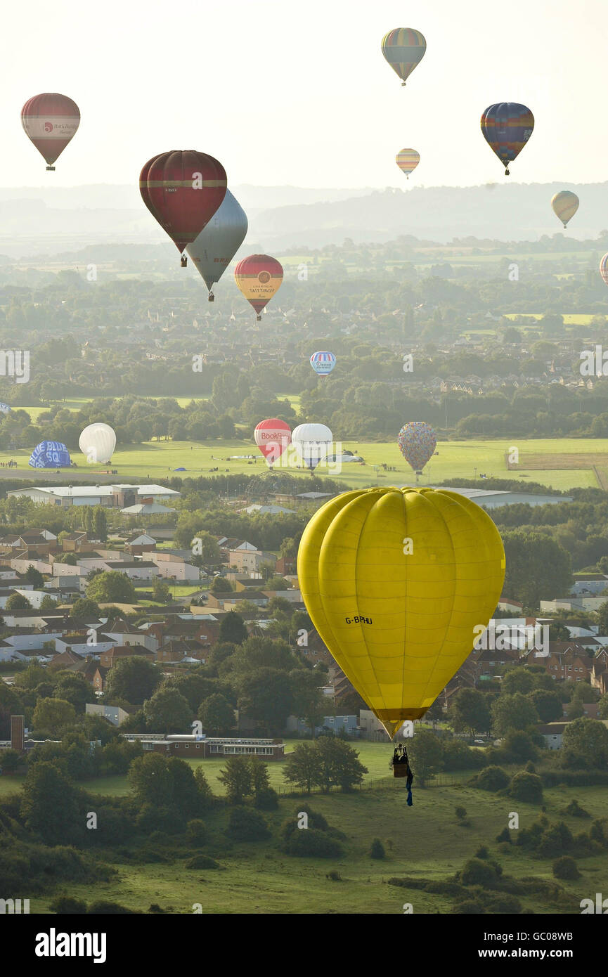 Des ballons à air chaud flottent en direction de la région de Hengrove à Bristol, après avoir pris le départ de l'arène principale à la Bristol International Balloon Fiesta, Ashton court, Bristol. Banque D'Images