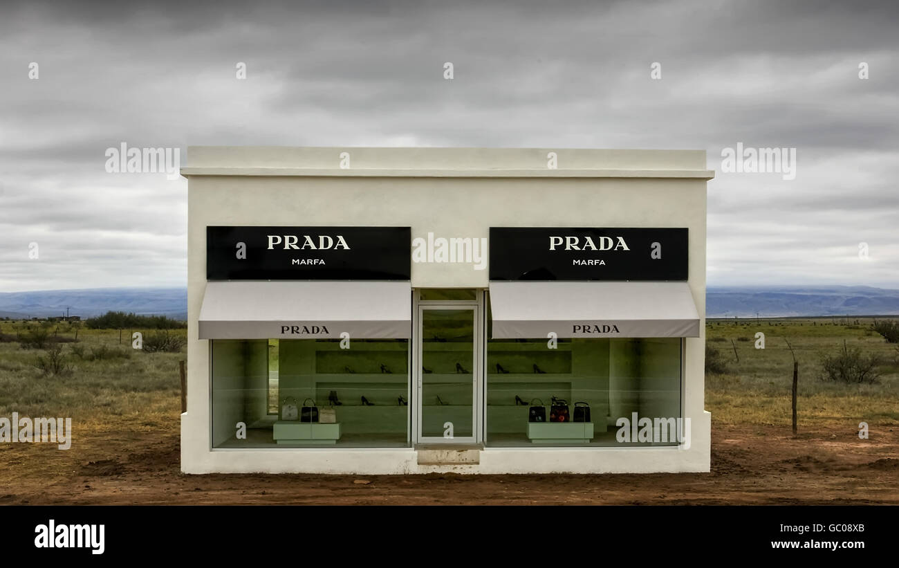 Installation permanente de Prada Marfa, près de Texas. La ville est le foyer  de la Chinati Foundation, créée par l'artiste Donald Jud Photo Stock - Alamy