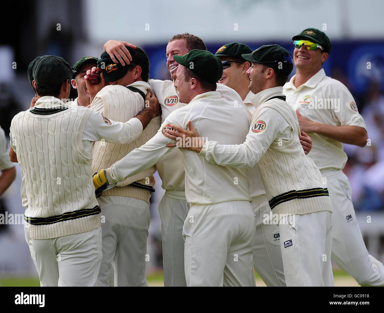 Peter Siddle, de l'Australie, félicite Marcus North pour le match de cricket d'Andrew Strauss, en Angleterre, lors du quatrième test à Headingley, à Leeds. Banque D'Images