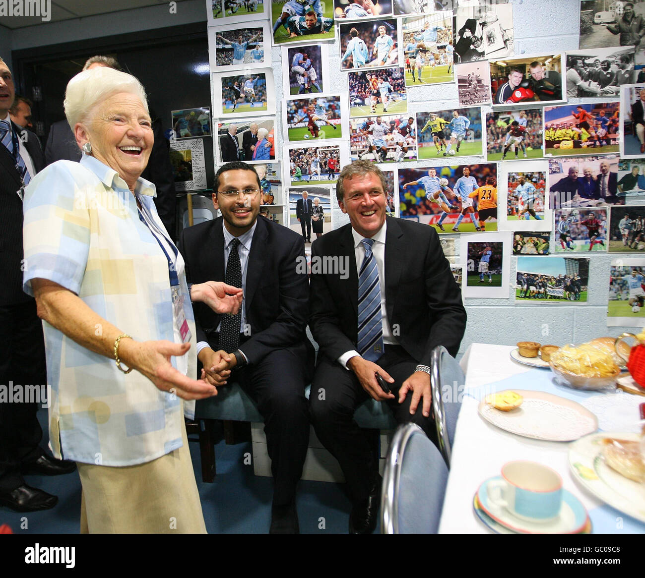 Garry Cook, directeur général de Manchester City, et Khaldoon Al Mubarak, président du club, visitent la salle des photographes avec Rose Woolrich avant l'avant-saison au stade de la ville de Manchester, à Manchester. Banque D'Images