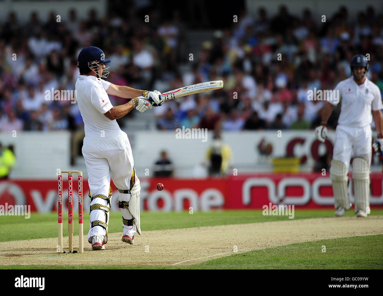 Le batteur d'Angleterre Alastair Cook bascule et manque lors du quatrième test à Headingley, Leeds. Banque D'Images