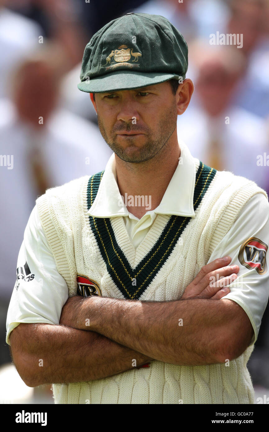 Cricket - les cendres 2009 - npower second Test - cinquième jour - Angleterre v Australie - Lord's.Le capitaine de l'Australie, Ricky Ponting, montre sa déjection après sa défaite contre l'Angleterre lors du deuxième match du npower Test à Lord's, Londres. Banque D'Images