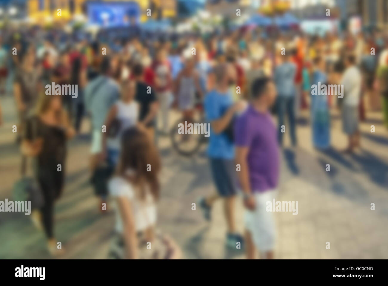 Rue foule flou en soirée d'été, des problèmes de mise au point méconnaissable people walking in environnement urbain Banque D'Images