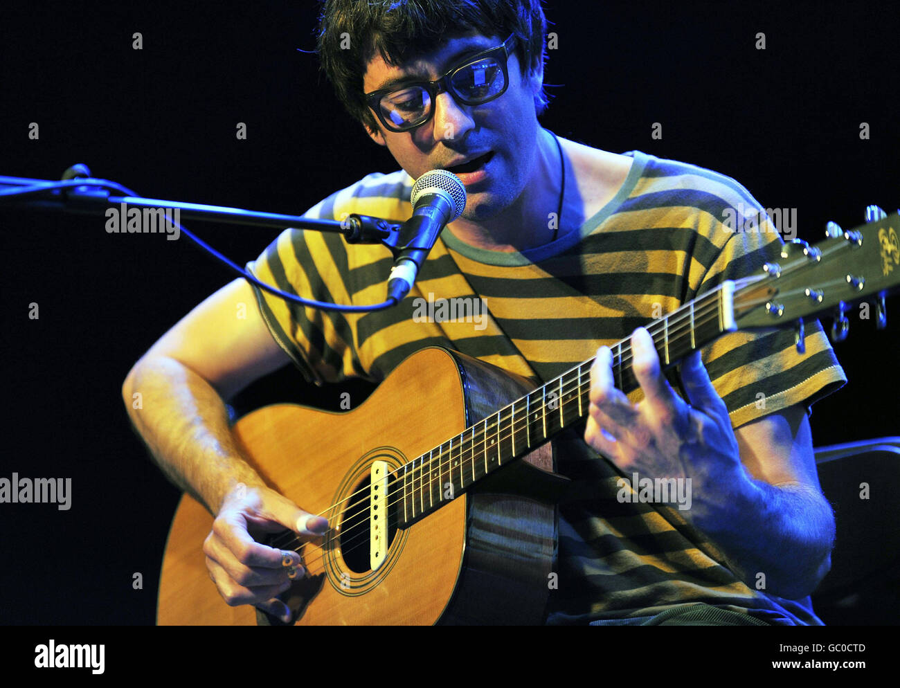 Graham Coxon joue en direct au Roundhouse dans le nord de Londres, dans le cadre du festival iTunes Live London 2009. Banque D'Images