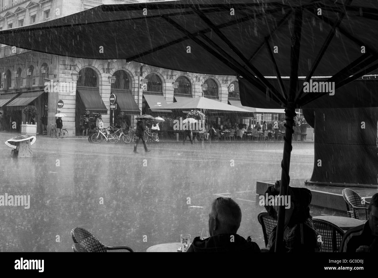 Les fortes pluies d'un café à Bordeaux France Banque D'Images
