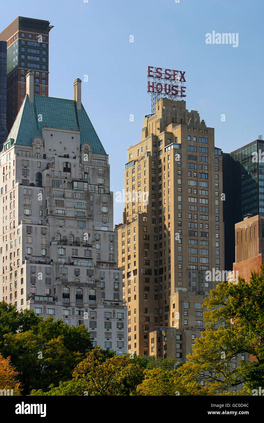 L'Essex House et Hampshire House dans la lumière du matin à travers Central Park South à l'automne. Manhattan, New York City Banque D'Images