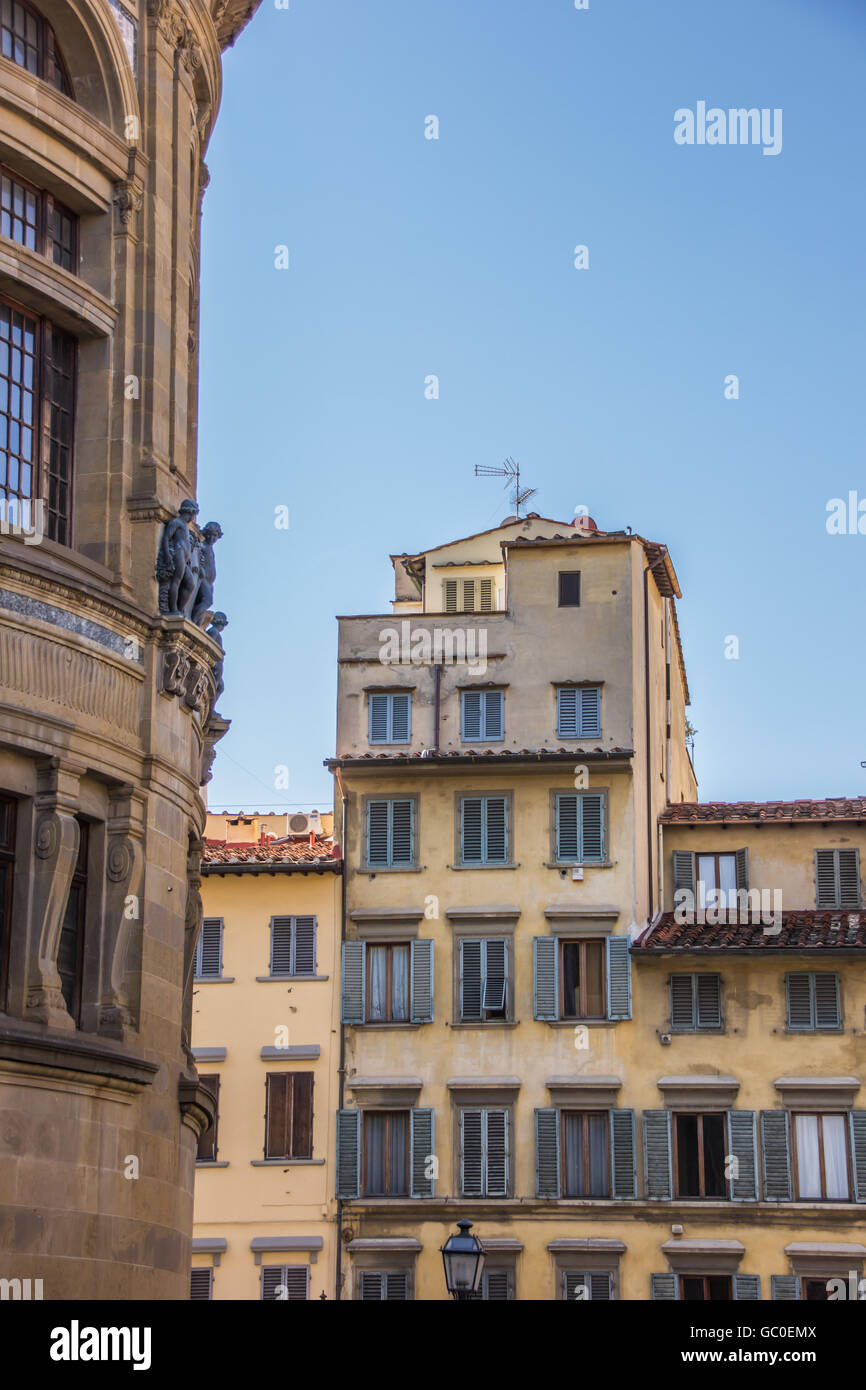 Maisons anciennes avec des blinds dans le centre historique de Florence, Italie Banque D'Images