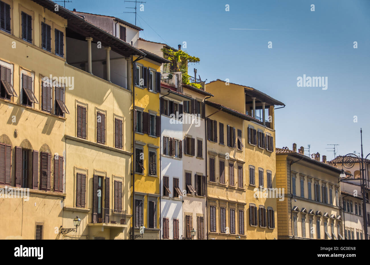 Maisons anciennes avec des blinds dans le centre historique de Florence, Italie Banque D'Images