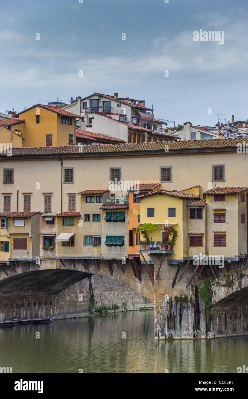Ponte Vecchio colorés dans l'ancien centre de Florence, Italie Banque D'Images