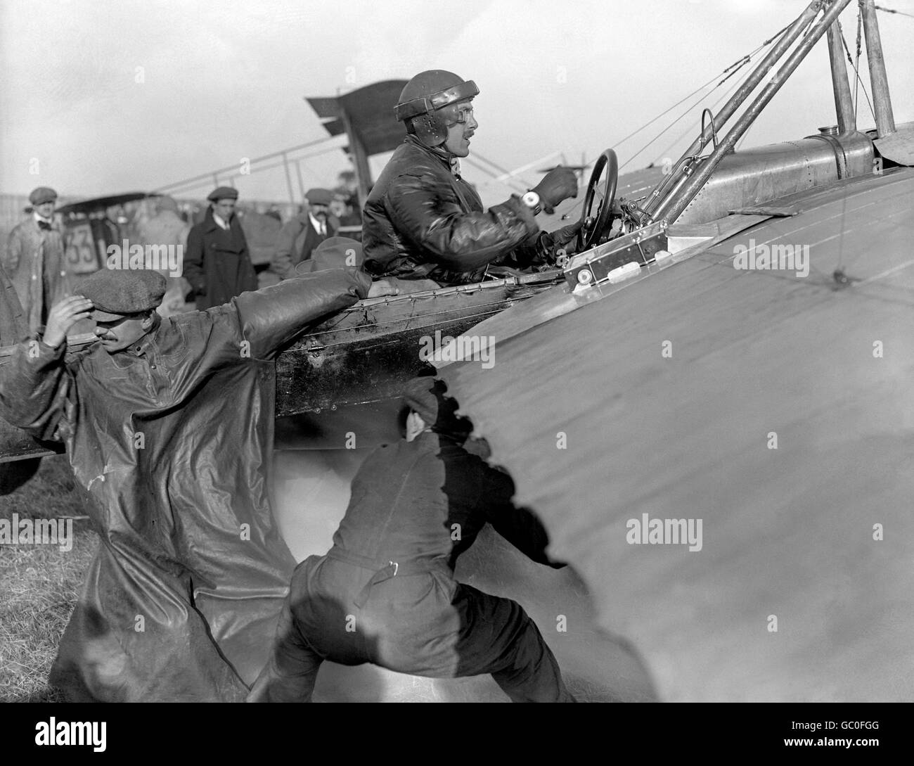 James Valentine dans son avion avant le début de la course aérienne du Daily Mail circuit of Britain, à Brooklands, où il est arrivé troisième. Banque D'Images