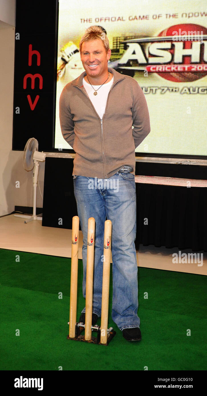 Shane Warne fait la promotion du nouveau jeu Nintendo Wii Ashes Cricket 2009 au HMV à Londres. Banque D'Images