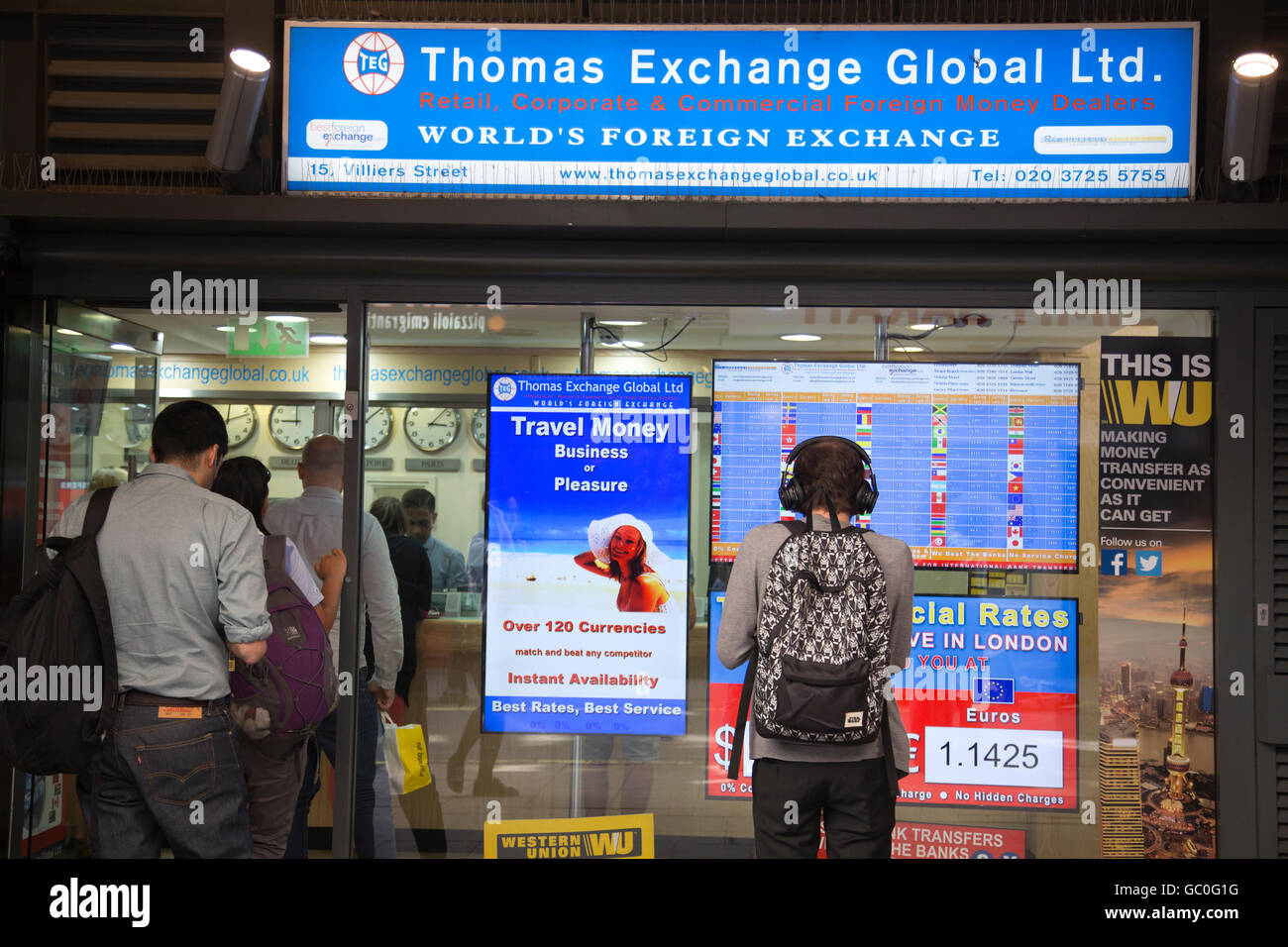 Les gens queue devant un bureau de change de monnaie de vacances à Londres que Sterling coulisse dans valeur, UK Banque D'Images