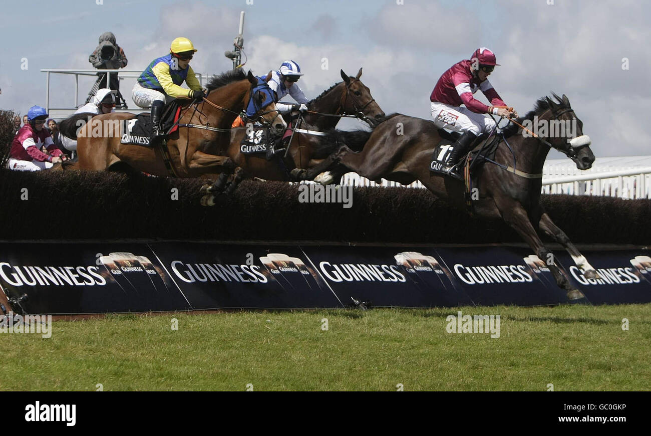 Davie Russell sort le dernier sur tout le prochain pour gagner la pinte parfaite pour les débutants Chase pendant le Festival d'été à l'hippodrome de Galway, Galway. Banque D'Images