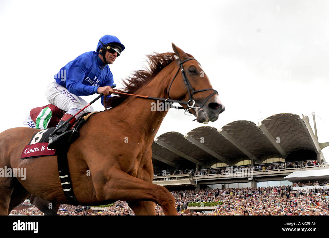 Schiaparelli, monté par Frankie Dettori, remporte la Coutts Goodwood Cup lors du glorieux Goodwood Festival à l'hippodrome de Goodwood, Chichester. Banque D'Images