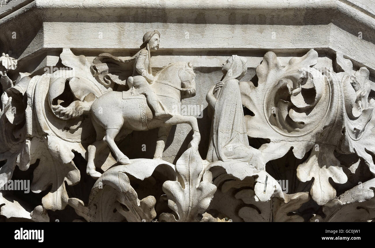 Scène médiévale avec cavalier et dame, du palais des Doges, ancienne capitale en place St Marc, à Venise Banque D'Images