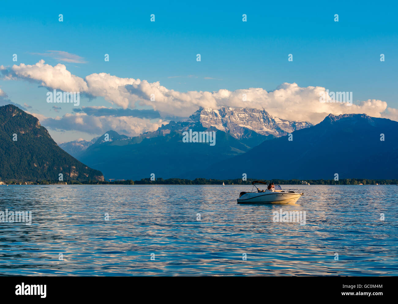 Un bateau de vitesse sur le lac de Genève en Suisse Banque D'Images