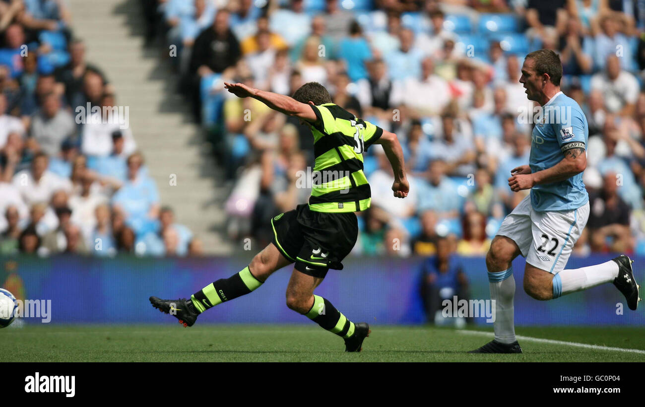 Chris Killen (au centre), du Celtic, marque le premier but de son match lors de la pré-saison au stade de la ville de Manchester, à Manchester. Banque D'Images