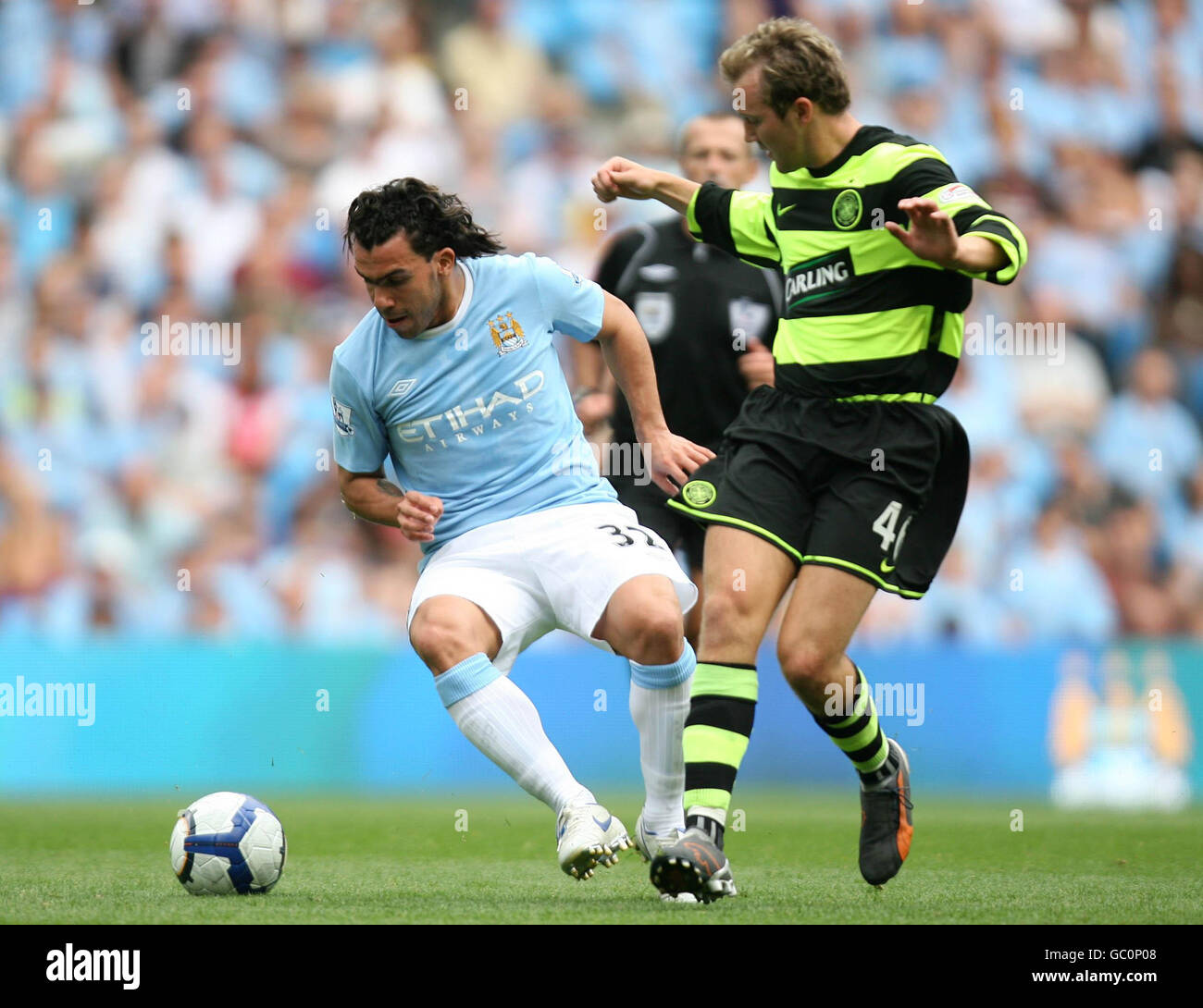 Carlos Tevez de Manchester City et Aiden McGeady du Celtic (à droite) en action pendant la pré-saison amicale à la ville de Manchester Stadium, Manchester. Banque D'Images