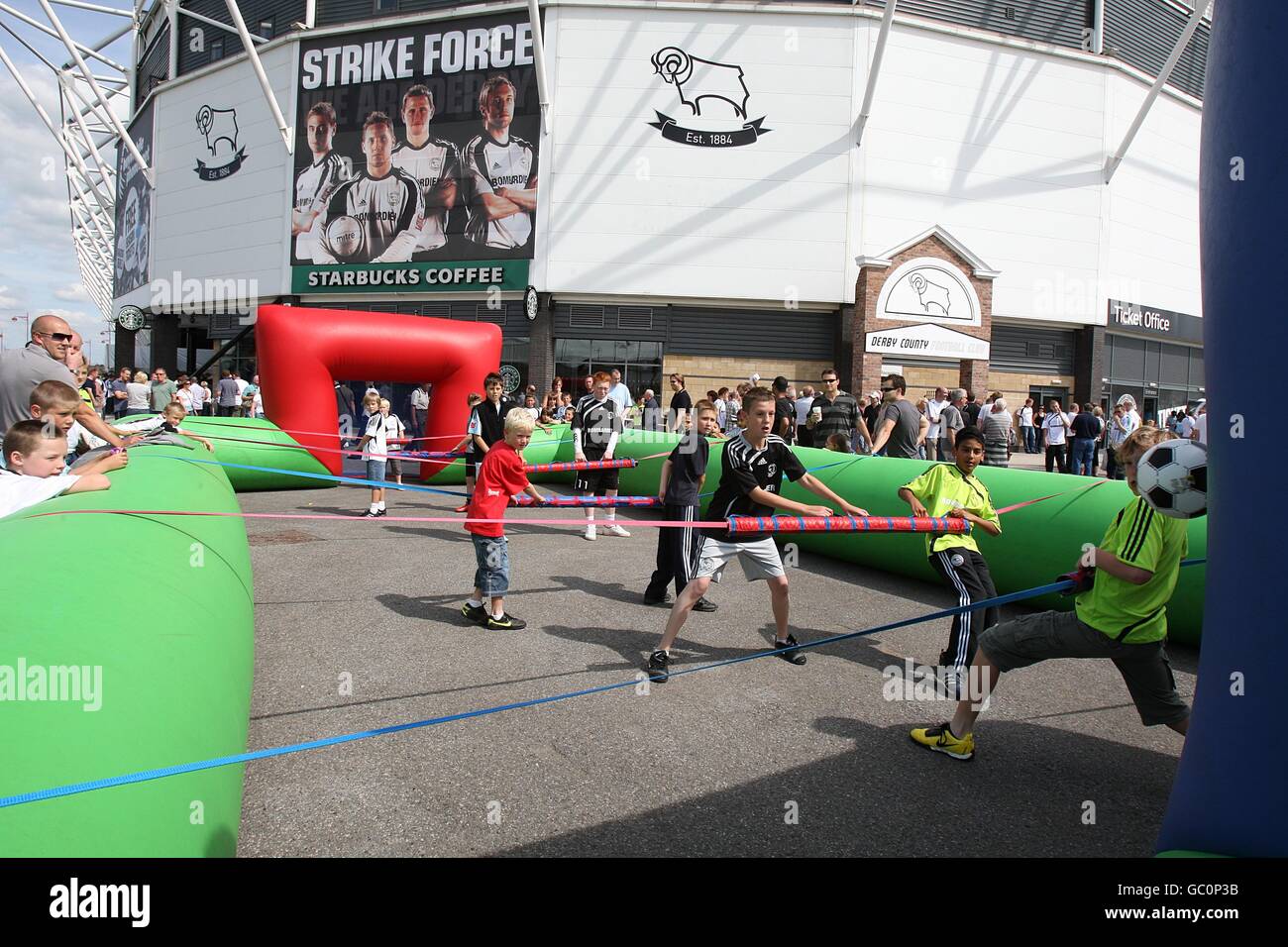 Soccer - Championnat de la ligue de football Coca-Cola - Derby County / Peterborough United - Pride Park. Jeux pour enfants au Pride Park Banque D'Images