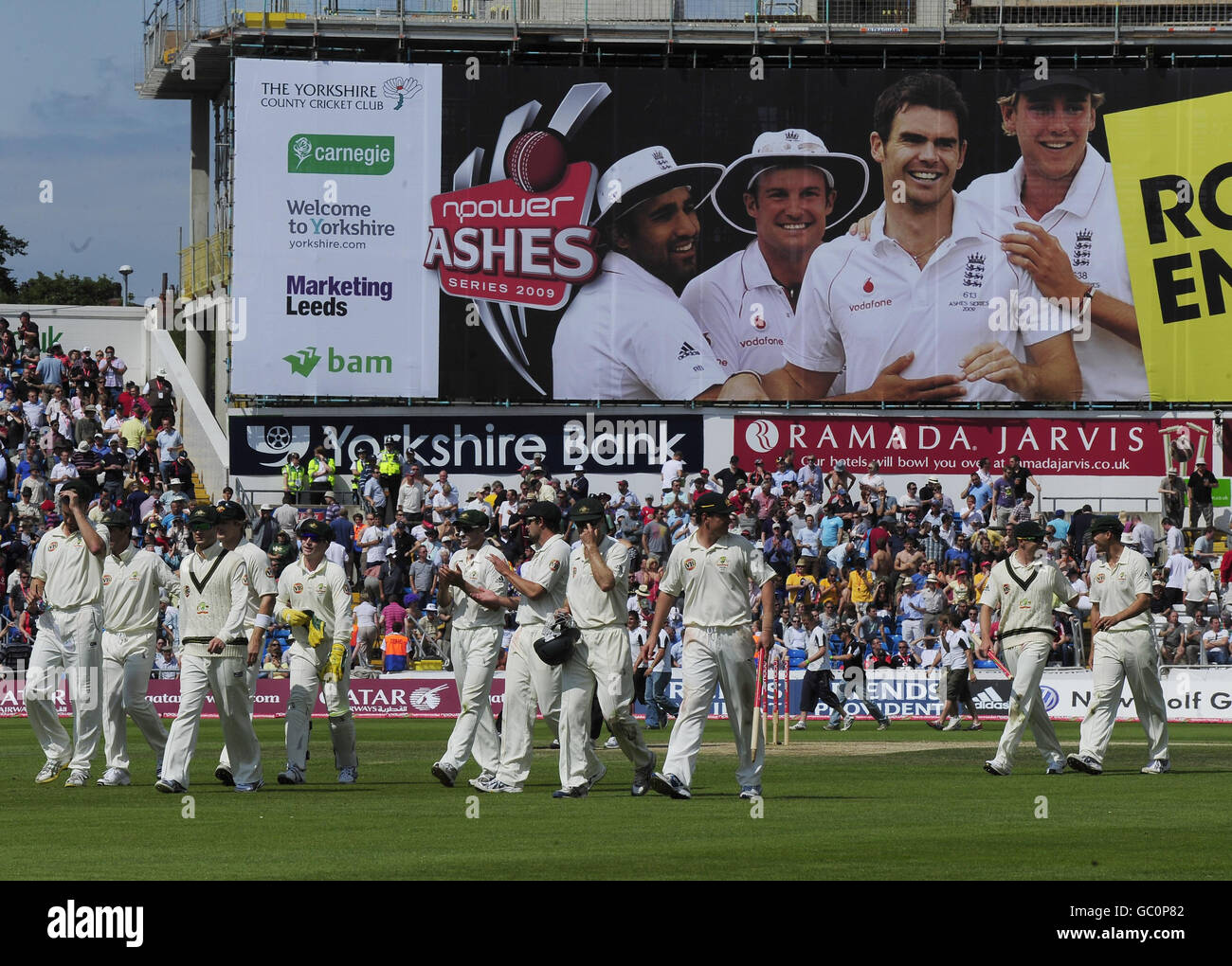 L'équipe australienne de cricket quitte le terrain après la victoire sur l'Angleterre lors du quatrième test à Headingley, Leeds. Banque D'Images