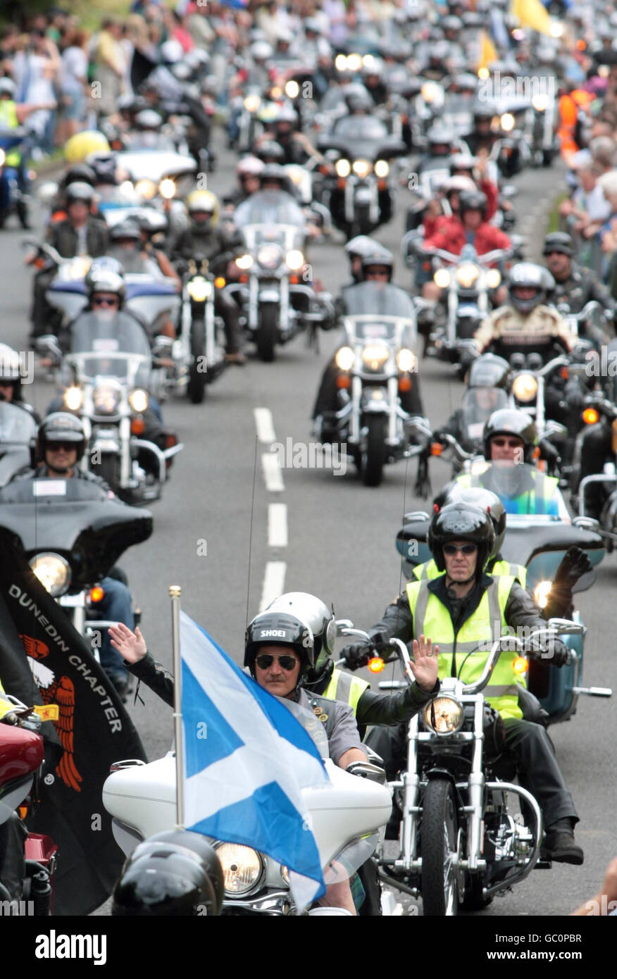 Les motards commencent la parade au cavalcade du Festival d'Édimbourg. Le défilé marque le début des festivals à Édimbourg. Banque D'Images