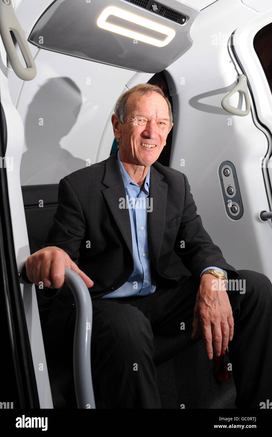 Le professeur Martin Lowson, inventeur du système de transport rapide personnel (PRT) de conception britannique, véhicule à quatre passagers capable de rouler jusqu'à 25 km/h, véhicule sans conducteur exposé au Musée des sciences de Londres. Banque D'Images
