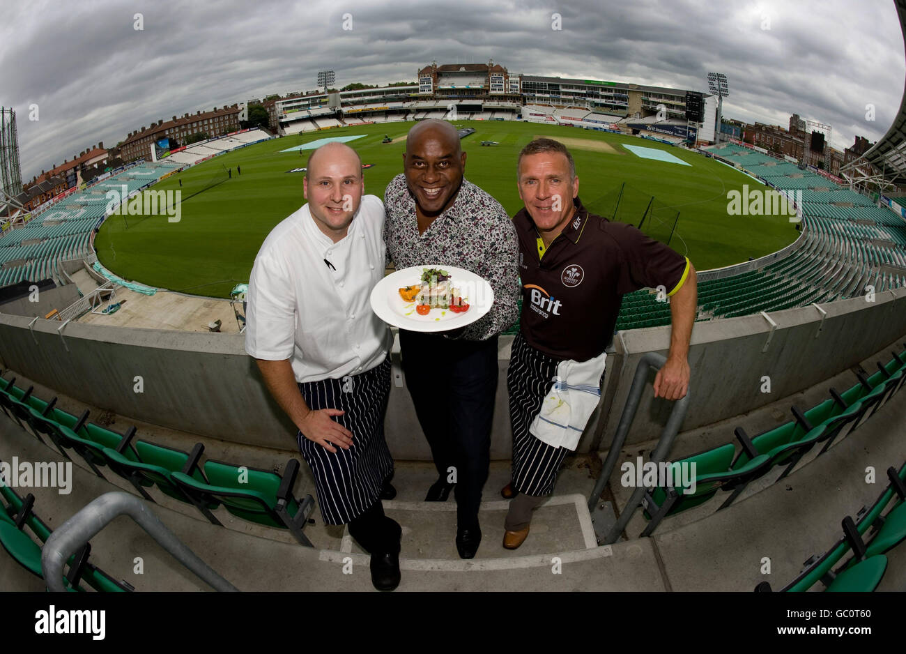 Chris Garrett, chef exécutif de Brit Oval (à gauche), Ainsley Harriott, chef de renom, et Alec Stewart, entraîneur de Surrey (à droite) au Brit Oval, Londres. Banque D'Images