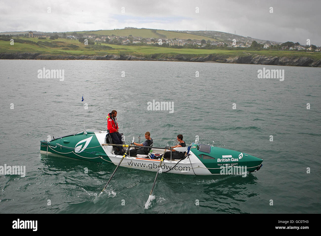 De gauche à droite. Les rameurs Oliver Dudley, Rob Pickering et Nick Bevan s'approchent du port de Wicklow sur leur bateau de la British Orchid Charity, après avoir aidé à sauver un pilote dont l'avion s'est écrasé dans la mer d'Irlande. Banque D'Images