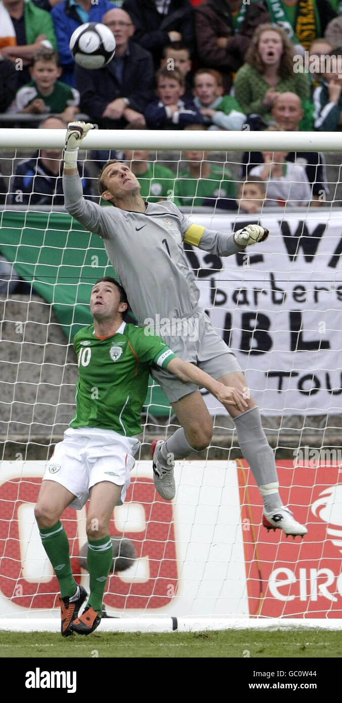 Le gardien de but d'Australie Mark Schwarzer (au centre) libère le ballon sous la pression de Robbie Keane, de la République d'Irlande, lors du match international amical à Thomond Park, Limerick. Banque D'Images