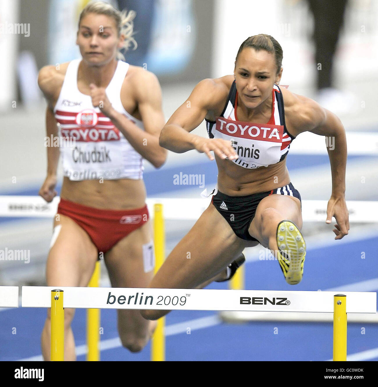 Jessica Ennis, de Grande-Bretagne, remporte son tour des 110m haies à l'ouverture de l'épreuve Womens Heptathlon lors des Championnats du monde de l'IAAF à l'Olympiastadion, à Berlin. Banque D'Images