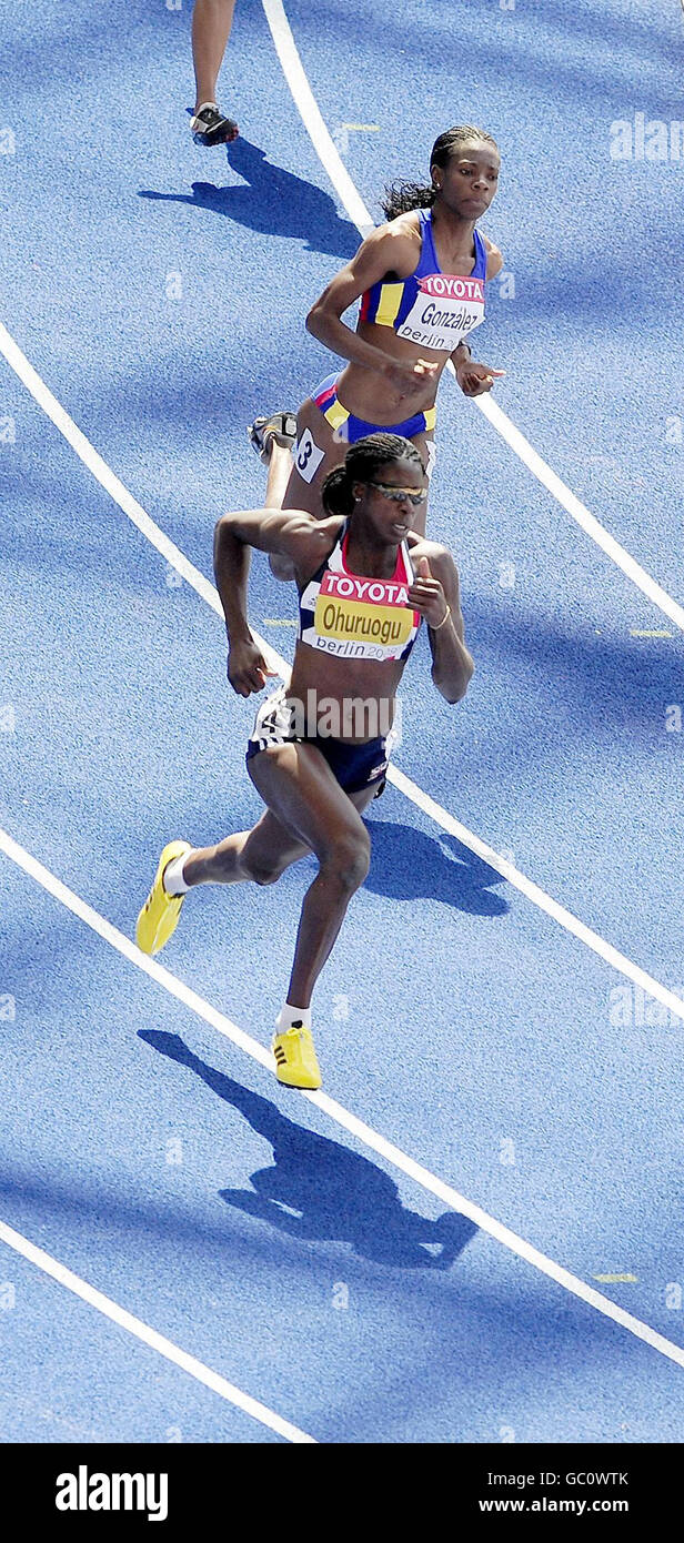 Christine Ohuruogu, en Grande-Bretagne, se qualifie pour la prochaine manche du 400m féminin lors des Championnats du monde de l'IAAF à l'Olympiastadion, à Berlin. Banque D'Images