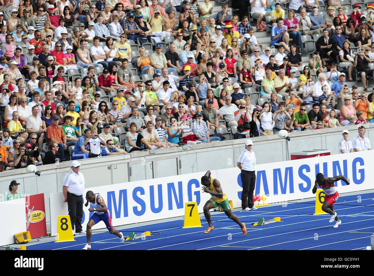 La Jamaïque Usain Bolt le nouveau champion du monde de 100m commence sa tentative de devenir champion de 200m avec cette victoire dans le tour d'ouverture des hommes de 200m pendant les Championnats du monde de l'IAAF à l'Olympiastadion, Berlin. Banque D'Images