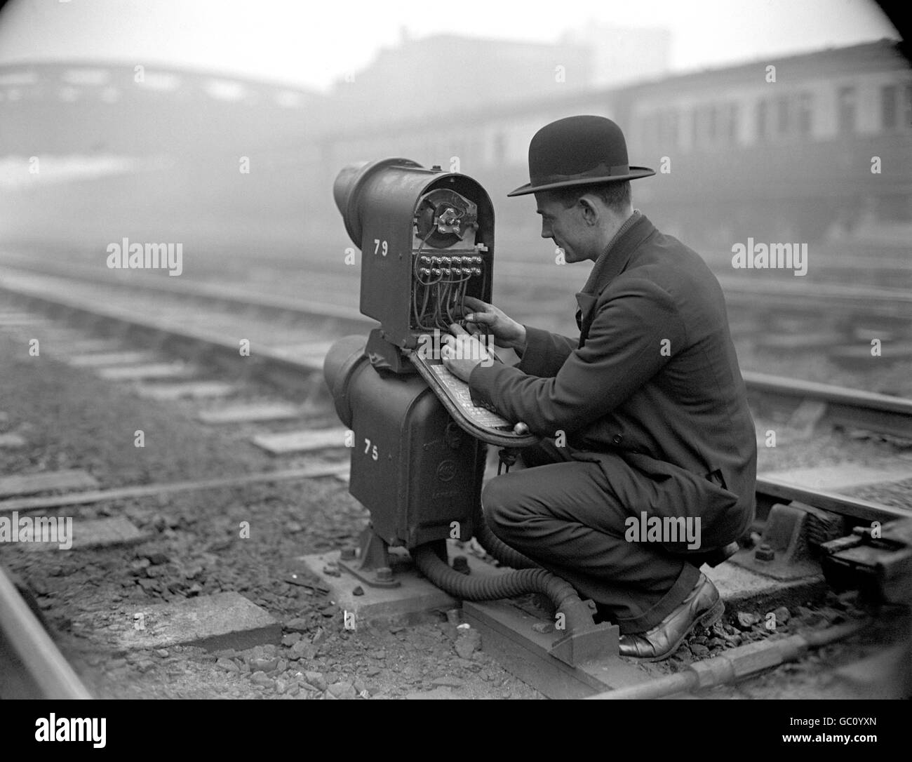 Une nouvelle boîte de signalisation dotée d'un cadre de verrouillage, une innovation dans l'appareil de signalisation ferroviaire britannique, est installée au pont Westbourne et mise en service. Banque D'Images
