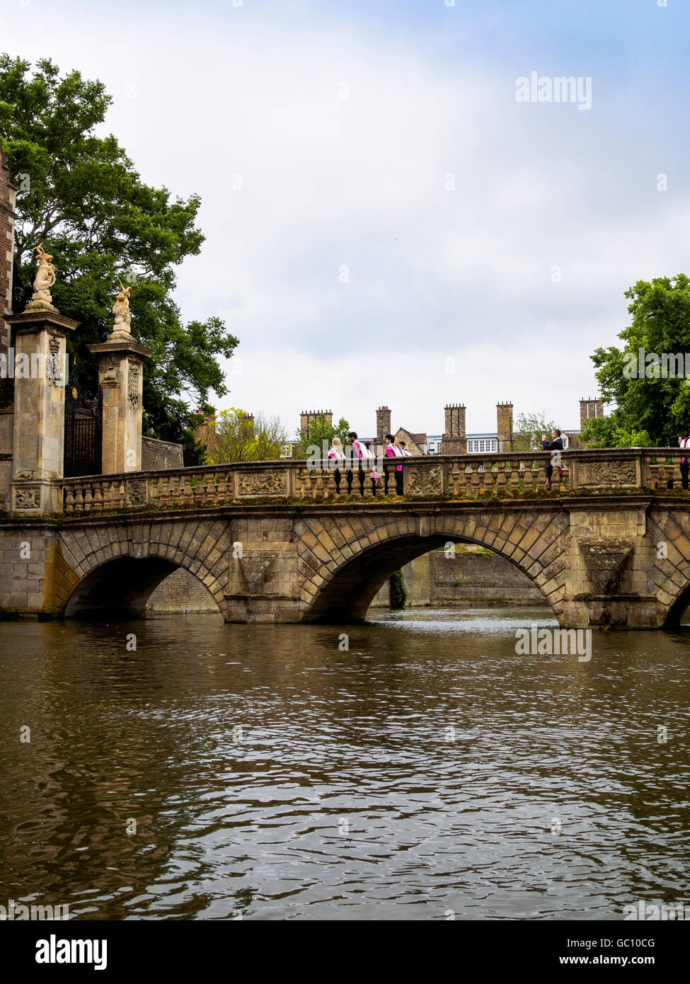 Les diplômés de St John's College, Université de Cambridge, sur leurs diplômes sur un pont au-dessus de la la rivière Cam, Cambridge Banque D'Images