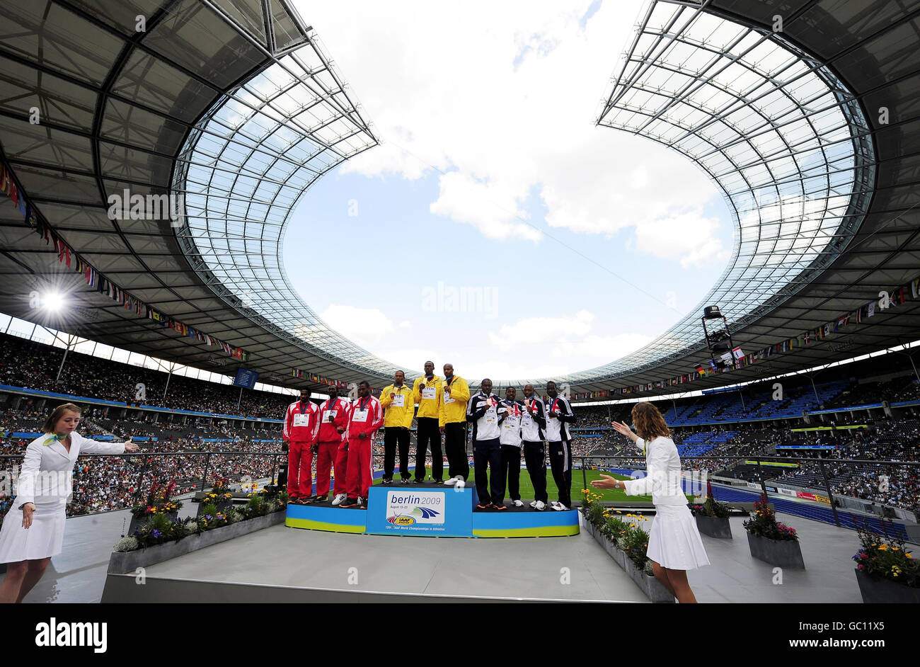 Usain Bolt se tient au milieu tandis que l'équipe de relais jamaïcaine collectionne leurs médailles d'or du relais masculin 4x100 dans lequel la Grande-Bretagne (à droite) a remporté la médaille de bronze lors des Championnats du monde de l'IAAF à l'Olympiastadion, à Berlin. Banque D'Images