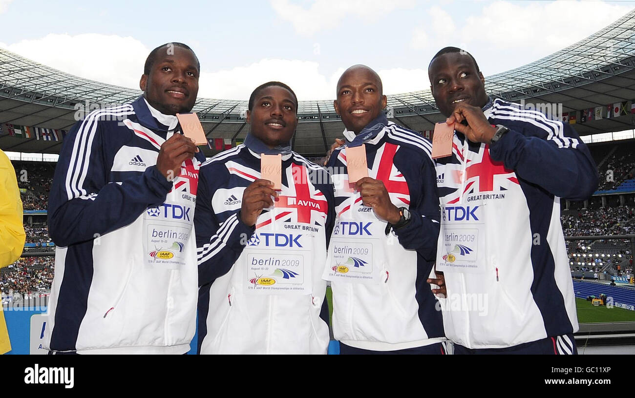 L'équipe de la Grande-Bretagne 4x100m (de gauche à droite) Simeon Williamson, Harry Aikines Aryeetey, Tyrone Edgar et Marlon Devonish qui ont remporté la médaille de bronze lors des Championnats du monde de l'IAAF à l'Olympiastadion, à Berlin. Banque D'Images