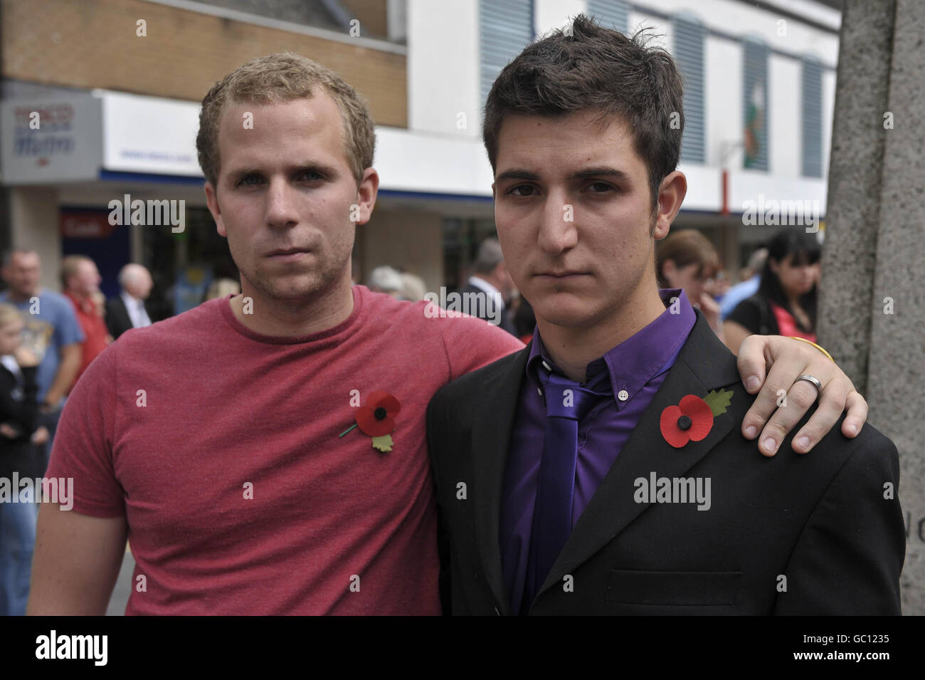 James Cunningham (à gauche), 22 ans, et Jonathan Cholakian (à droite), 21 ans, amis de Richard Hunt, le 200e soldat à mourir en Afghanistan, à un mémorial pour célébrer la vie du soldat dans sa ville natale d'Abergavenny. Banque D'Images